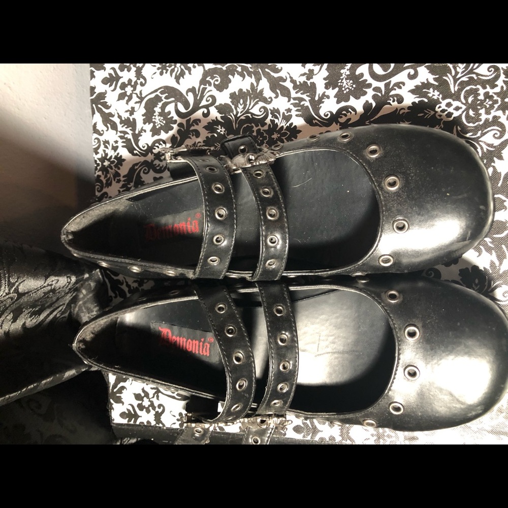 Demonia flats